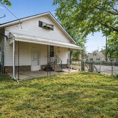 Blue Breeze Bungalow + 2 bd/1 bth + Near Downtown & East Lansing