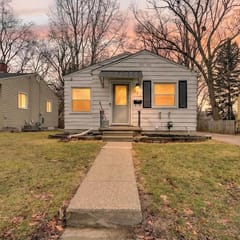 Southern Comfort Cottage + Large Deck + Firepit | Near MSU