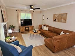Miller Brite + 3 Queen beds/1.5 bth + Large Deck + Fenced Yard - Image 3