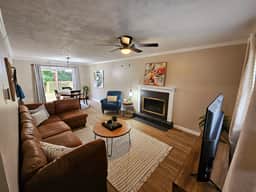 Miller Brite + 3 Queen beds/1.5 bth + Large Deck + Fenced Yard - Image 2