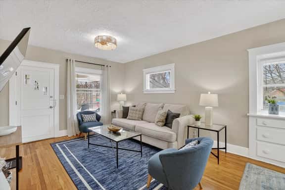 Blue Breeze Bungalow + 2 bd/1 bth + Near Downtown & East Lansing - Image 1