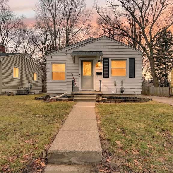 Southern Comfort Cottage + Large Deck + Firepit | Near MSU - Image 1