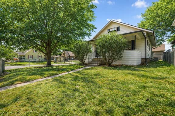 Blue Breeze Bungalow + 2 bd/1 bth + Near Downtown & East Lansing - Image 5