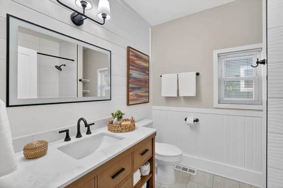 Blue Breeze Bungalow + 2 bd/1 bth + Near Downtown & East Lansing - Image 2